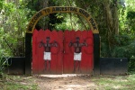 puerta de entrada a casa de esclavos en Ghana