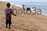niño pescando en la playa