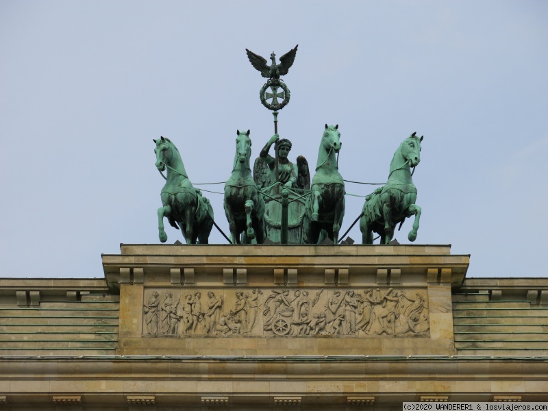 Travel to  Alemania: Victoria Secret - Detalle cuadriga con la diosa Victoria sobre la Puerta de Brandeburgo (Victoria Secret)