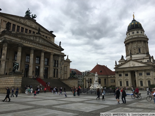 Opera de Berlín y estatua de Schiller
Imagen de la plaza de la Opera de Berlín con la estatua del poeta alemán Schiller
