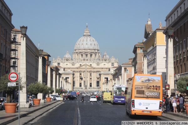 Al fondo de la calle, la Iglesia de San Pedro
Al fondo, la Iglesia de San Pedro, en el Vaticano
