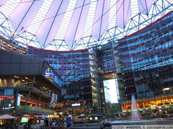Interior del recinto iluminado del Sony Center, en la Potsdamerplatz
Interior del recinto iluminado del Sony Center, en la Potsdamerplatz
