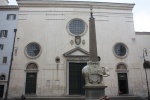 Obelisco frente a la fachada de la Iglesia de Santa Maria sopra Minerva