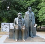 Esculturas de Marx y Engels en el Marx Engels Forum de Berlín