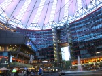Interior del recinto iluminado del Sony Center, en la Potsdamerplatz