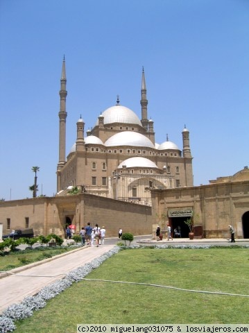 Mezquita de Alabastro
Mezquita construida a mediados del siglo XIX que se ubica en la Ciudadela. Está cubierta de alabastro.
