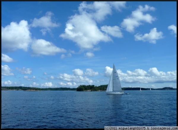 Crucero a Sandhamn
Durante el crucero de Estocolmo a la isla de Sandhamn, además del paisaje continuo de islotes, casas y bosques, nos encontramos a menudo con barcos de vela.
