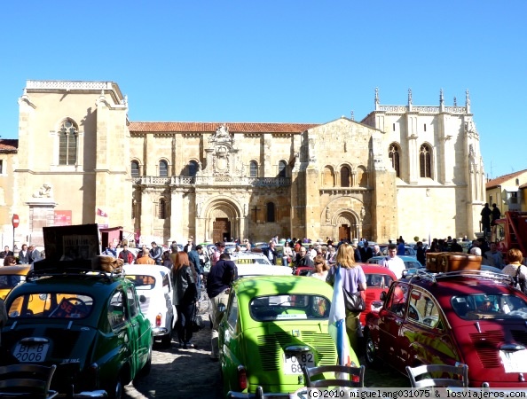 Encuentro de reliquias 
Iba a visitar la Colegiata de San Isidoro, joya del románico español, cuando nos topamos con una reunicón de Seat Seiscientos en la plaza de San Isidoro
