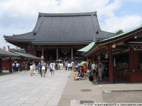 Templo Sensoji
Es el templo más antiguo de Tokio, en el distrito de Asakusa, aunque el edificio principal, Hondo, es una reconstrucción del siglo XX. Está dedicado a la diosa Kannon.
