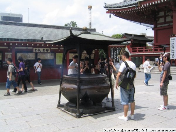 Incensario O-Koro
Este incensario está en el templo Sensoji del distrito de Asakusa, en Tokio. La gente se echa encima el humo, al creer que tiene propiedades curativas

