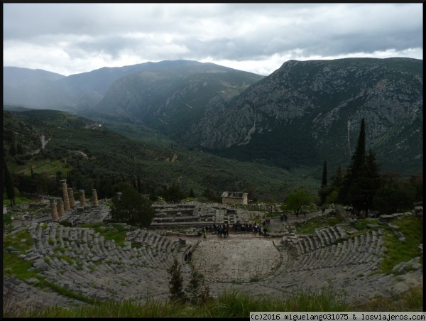 Teatro de Delfos y templo de Apolo
Panorámica de Delfos con el teatro y el templo de Apolo en primer plano
