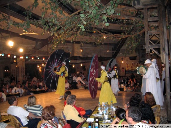 Gira y gira sin parar
Los danzantes comienzan a girar los volantes en todas las direcciones sin parar.
