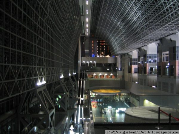 Estación de Kioto
Era un edificio espectacular, porque tenía un hotel, un centro comercial de varias plantas o una de las escaleras mecánicas más altas del mundo.

