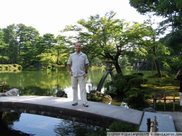 Puente en jardín Kenrokuen
M.A en el jardín Kenrokuen, en la ciudad de Kanazawa, probablemente el más bonito de Japón
