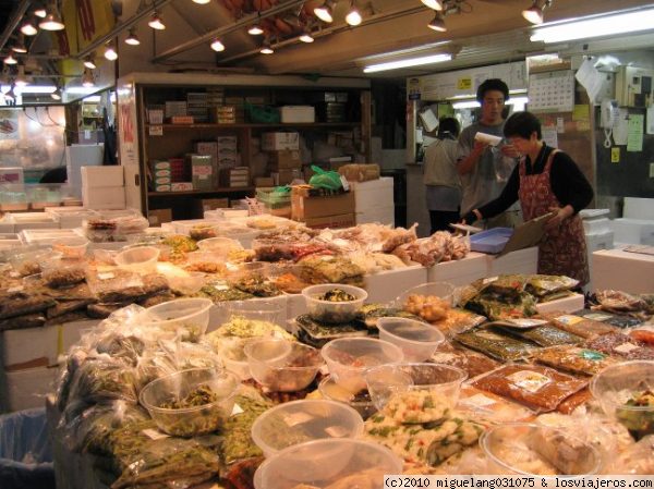 Estoy cansada de tanto pescado 
Puesto de la lonja Tsukiji donde venden pescado envasado
