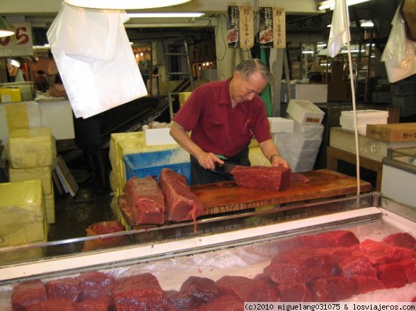 Cortando el atún
Este señor está cortando trozos de atún en su puesto de venta al por mayor en la lonja Tsukiji
