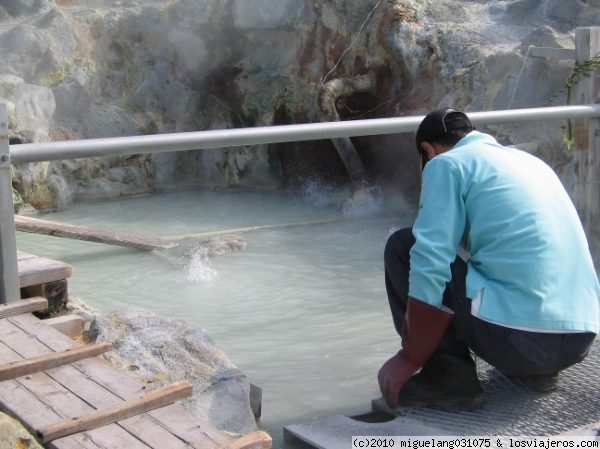 Cociendo huevos
Este hombre cocía huevos en las aguas volcánicas de Owakudani. Se ponían negros.
