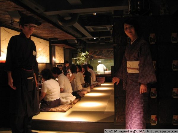 Restaurante en Pontocho
Pontocho es el distrito donde muchas geishas vivían y acudían a los salones de té.
