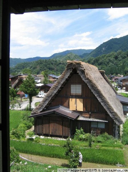 Granja Shirakawago
Vista de una granja en Shirakawago desde el interior de otra granja cuyo interior se podía visitar
