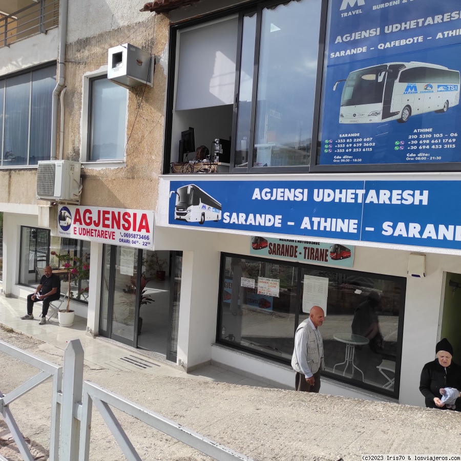 Viajar a  Albania: Norte De  En Furgoneta - Oficina estación buses y furgonetas de Sarande (Norte De  En Furgoneta)