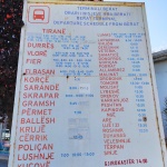Foto de los horarios de la estación de Berat