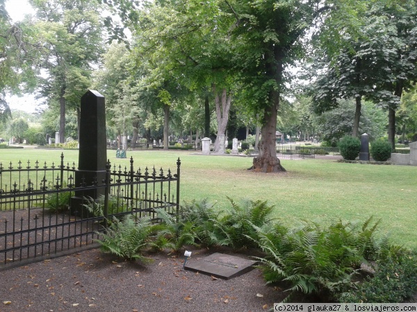 slottsparken
parque de malmo, con cementerio y canales incluidos
