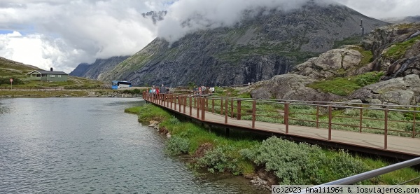 Pasarelas
Todo muy preparado para ver la cascada y la carretera
