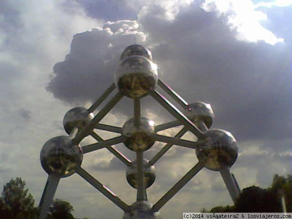 Atomium de Bruselas
El Atomium. En medio de parque muy cuidado.
