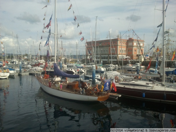 Dársena de La Marina
En el centro de La Coruña, el puerto deportivo. Cuando se hizo esa foto estaban los barcos engalanados porque una regata muy famosa hacía escala en la ciudad.
