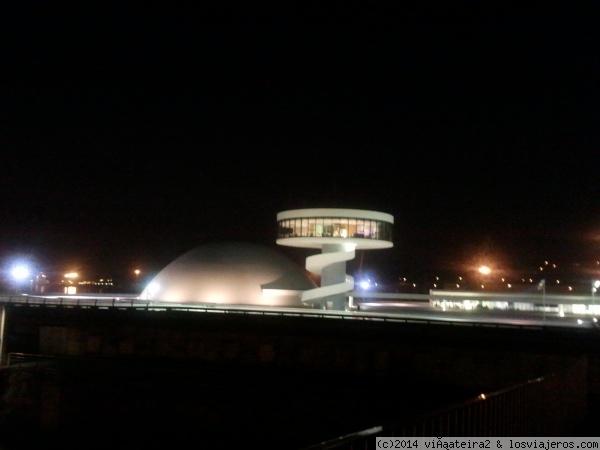 Centro Niemeyer
Avilés. Asturias. El edificio más moderno de la ciudad. Alberga un centro de exposiciones y espectáculos diversos.
