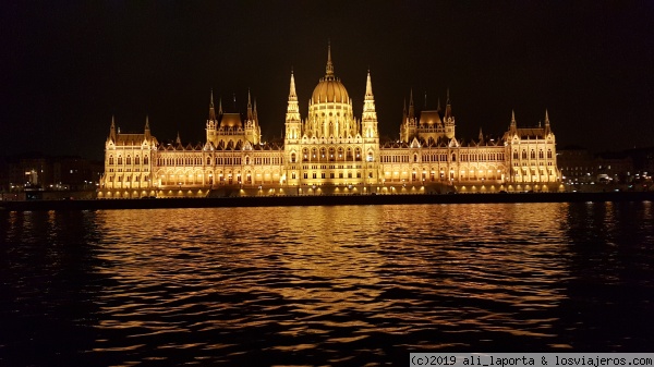 Parlamento iluminado (desde el río)
Parlamento iluminado (desde el río)
