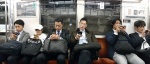 Japoneses en el metro de Tokio
