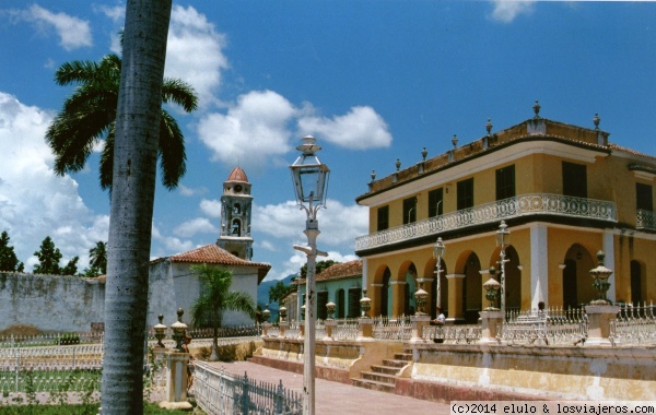 Plaza en Trinidad
Plaza en Trinidad, Cuba, a pleno sol
