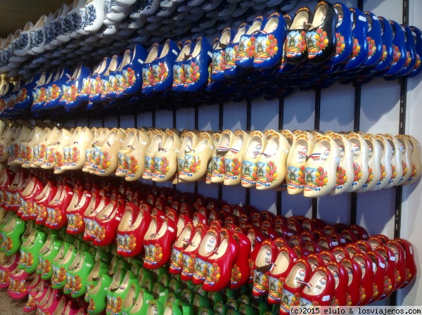 Zuecos, zuecos y más zuecos
En una tienda de la plaza Dam alineados con los colores de la bandera colocados a la inversa
