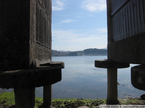 Entre hórreos en Combarro
En la población de Combarro, Rías Bajas, de Galicia hay hórreos muy cercanos al mar.
