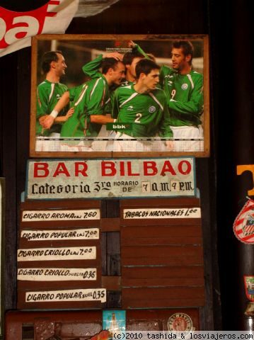 BILBAO o LA HABANA
Bar que nos encontramos en La Habana, lleno de fotos, banderas, escudos.......... del  At. de Bilbao.
