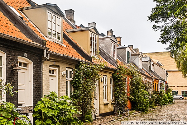 Calle Møllestien - Copenhague
La calle está situada en el histórico barrio de Indre By y es conocida por sus pequeñas casas y pavimento de adoquines. La calle ha existido desde antes de 1300 y el nombre se ha usado desde el siglo XV. La mayoría de los edificios en la calle fueron construidos entre 1870 y 1885
