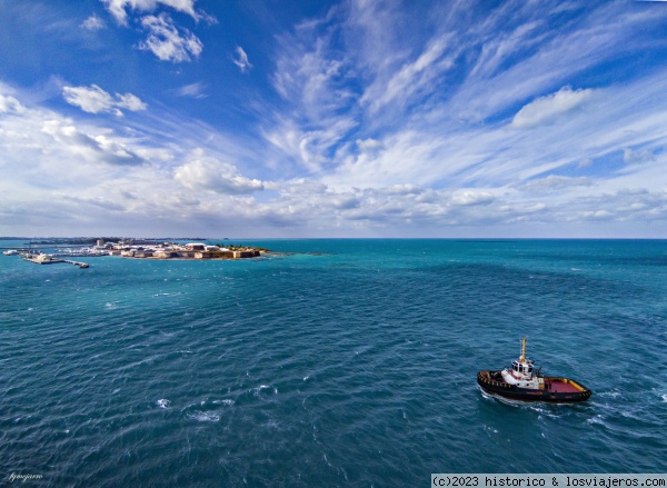 Practicaje hacia el puerto
El barco del práctico nos dirige hacia el puerto de King’s Wharf Bermuda
