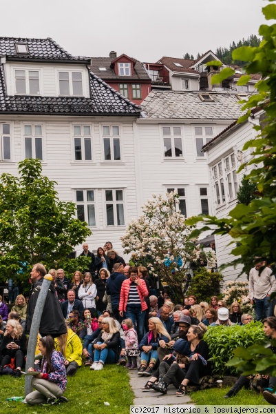 Fiestas_Bergen
Esta foto nos muestra una plaza de un barrio de Bergen, donde los vecinos oían un concierto, eran las fiestas en Bergen
