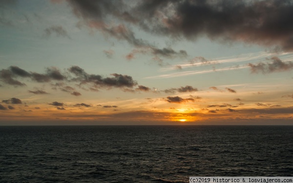 Puesta de Sol
Puesta de Sol tomada desde el camarote 9242 del Costa Favolosa navegando desde Lisbo hacia Vigo
