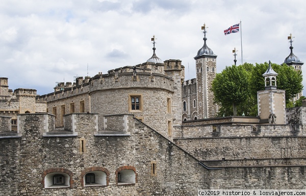 Torre de Londres
Se trata de un castillo histórico junto al Támesis, en el centro de la ciudad, que ha sido clave en la historia de Inglaterra
