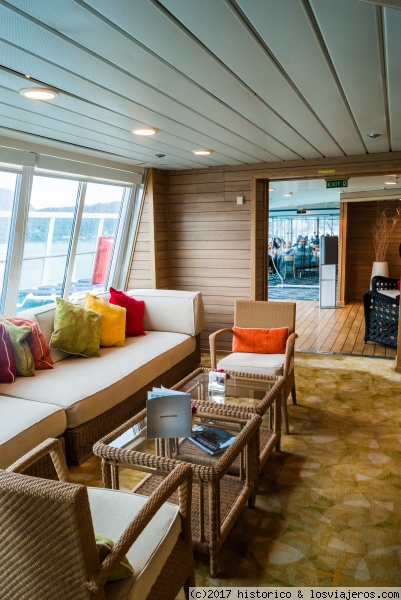 Zona Wave
Zona reservada que se encuentra en la cubierta 12 del Monarch, para los viajeros con suit y suit junior, es una zona amplia con cafetería y donde también se puede degustar aperitivos.
