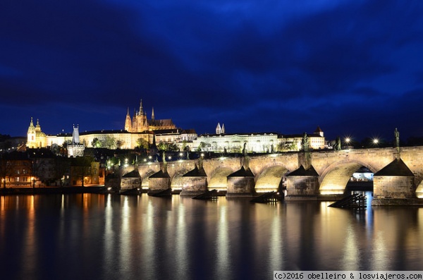 Castillo de Praga al anochecer
Fotografía en la que podemos apreciar el castillo de praga, el barrio Mala Strana y el puente de Carlos.
Un conjunto inolvidable
