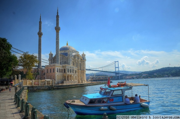 Mezquita de Ortakoy, Estambul, Turquía
Vista de la Mezquita de Ortakoy con el estrecho del bósforo al fondo y el puente que recibe el mismo nombre.
Preciosa localización.
