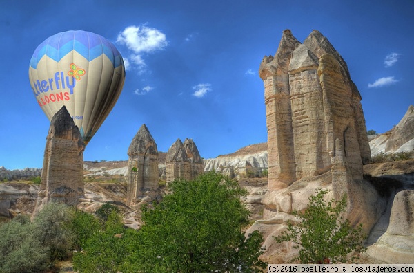 Formaciones rocosas de Capadocia (Turquía)
Formaciones rocosas de capadocia al amanecer cuando un mar de globos cubren sus cielos.
Fotografía tomada en las cercanías de Goreme, pueblo que es ideal para establecer nuestra base si queremos visitar la Capadocia
