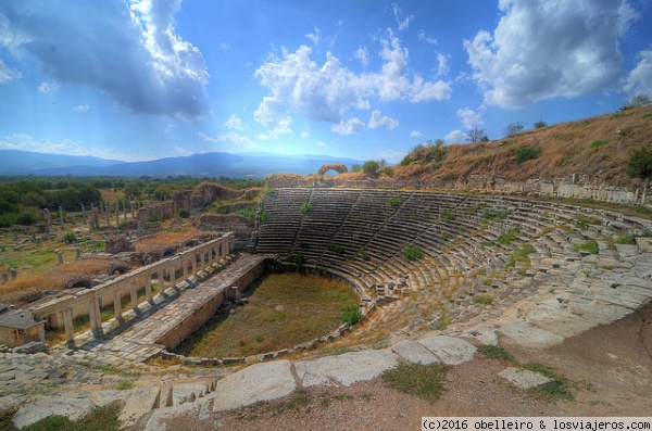 Teatro de Afrodisias, Turquía
Antiguo teatro de la ciudad romana de Afrodisias, ciudad algo desconocida pero impresionante por sus edificios.
Esta situada se encuentra cercad de Denizli y es una visita facil si se anda por la zona o se visita Pamukkale
