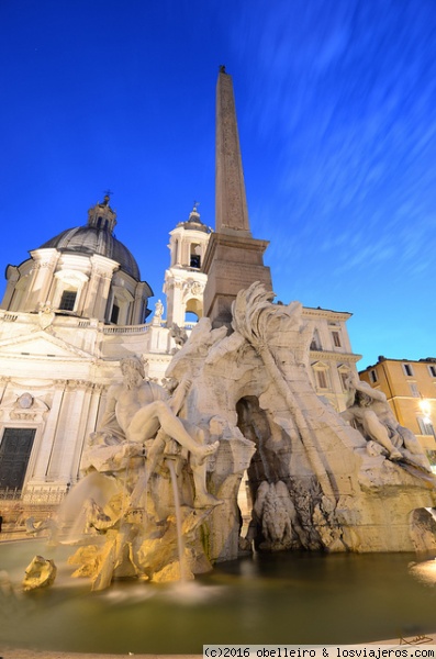 Plaza Navona - Roma
Fuente central de la Plaza Navona en Roma al anochecer
