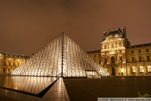 Museo del Louvre - Paris
Vista nocturna del Museo del Louvre y la Pirámide de cristal
