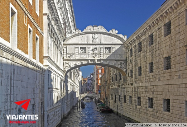 Puente de los Suspiros - Venecia
El Puente de los Suspiros se encuentra muy cerca de la Plaza de San Marcos (Venecia) y tiene 11 metros de longitud, uniendo el Palacio Ducal con la antigua cárcel de la Inquisición, de ahí de lo de los suspiros, eran los que daban los condenados que veían desde él, por última vez, el cielo y el mar.
