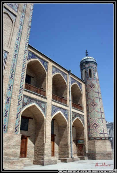 Detalle Madrasa Kukeldash en Tashkent
Las torres que se encuentran en los extremos de la fachada se llaman Guldasta y se usaban como minaretes.
